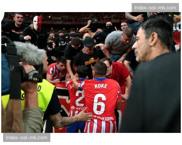 实时:比赛因球迷冲入场地中断,伊蒂哈德球场响起嘘声 实时:比赛因球迷冲入场地中断,伊蒂哈德球场响起嘘声