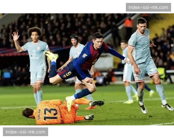 马竞边卫压至对方三十米区域，身后空当成为对方进球通道